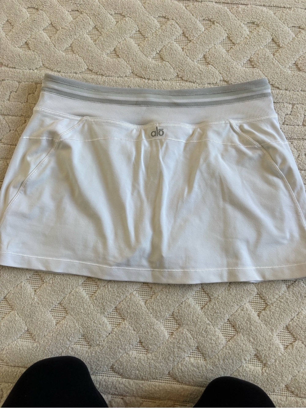 ALO Yoga cooler White tennis skirt with shorts